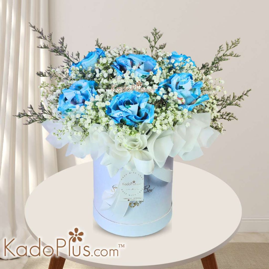 Buket Uang: Glam Cash Box – Hadiah Spesial Penuh Makna Tentukan pecahan uang yang anda inginkan. Harga yang tertera adalah harga untuk merangkai buket. Jumlah uang ditentukan dan dibayarkan oleh pemesan. Ingin memberikan hadiah yang unik, elegan, dan berkesan? Buket Uang Cantik adalah pilihan sempurna untuk merayakan momen spesial orang tersayang—dari ulang tahun, wisuda, hingga hari pernikahan! Dirangkai dengan sentuhan kreatif dan penuh cinta, buket ini tidak hanya memanjakan mata tapi juga bernilai nyata. Terbuat dari lembaran uang asli yang disusun indah seperti bunga, setiap buket bisa disesuaikan nominal dan desainnya sesuai permintaan. Layanan Antar Jabodetabek Kami siap mengantar buket ke seluruh wilayah Jakarta, Bogor, Depok, Tangerang, dan Bekasi. Proses cepat, aman, dan dijamin sampai dengan kondisi sempurna.