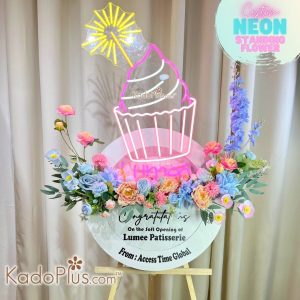 Standing Flower Artifisial dengan LED Neon Custom - Eksklusif dari Kadoplus Rayakan momen spesial dengan cara yang unik dan elegan! Kadoplus mempersembahkan Standing Flower Artifisial dengan LED Neon Light Custom, pilihan sempurna untuk grand opening, ucapan selamat, maupun perayaan penting lainnya. Dirancang dengan bunga artifisial berkualitas tinggi yang tampak seperti bunga asli, dipadukan dengan lampu neon LED berbentuk karakter lucu atau tulisan sesuai keinginan Anda—semua bisa custom sesuai request custom logo