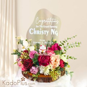 Table arrangement Artifisial - Eksklusif dari Kadoplus Rayakan momen spesial dengan cara yang unik dan elegan! Kadoplus mempersembahkan Bunga meja Artifisial, pilihan sempurna untuk grand opening, ucapan selamat, maupun perayaan penting lainnya. Dirancang dengan bunga artifisial berkualitas tinggi yang tampak seperti bunga asli, dipadukan dengan kucing maneki neko berbentuk karakter lucu atau tulisan sesuai keinginan Anda—semua bisa custom sesuai request!