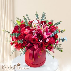 Table arrangement fresh flower bunga segar - Eksklusif dari Kadoplus Rayakan momen spesial dengan cara yang unik dan elegan! Kadoplus mempersembahkan Bunga meja fresh, pilihan sempurna untuk grand opening, ucapan selamat, maupun perayaan penting lainnya. Dirancang dengan bunga fresh segar berkualitas tinggi yang tampak seperti bunga asli, dipadukan dengan kucing maneki neko berbentuk karakter lucu atau tulisan sesuai keinginan Anda—semua bisa custom sesuai request!