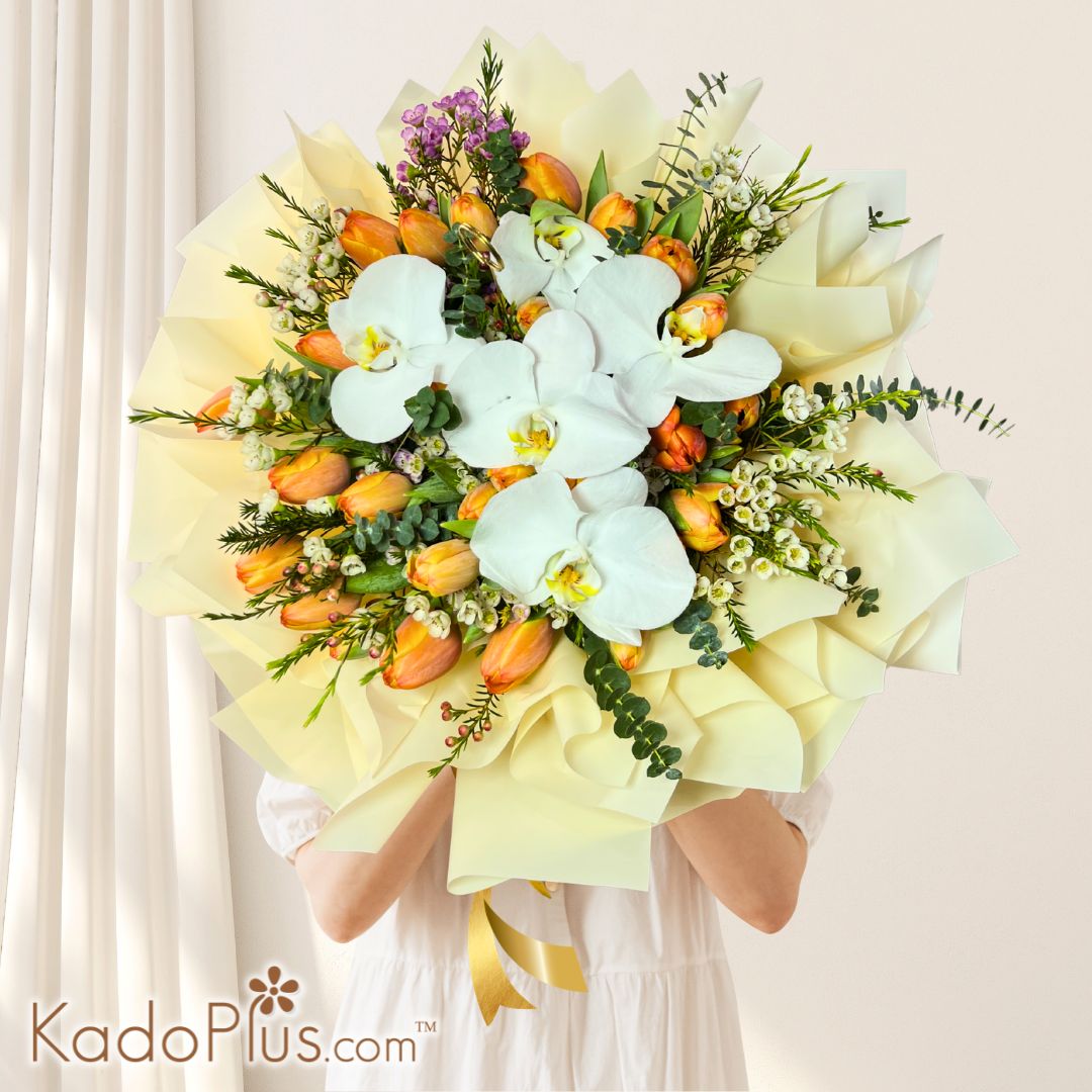 Buket bunga mewah Anggrek Bulan dan Tulip Oranye dari Kadoplus Florist Jakarta. Majestic orchid & tulip