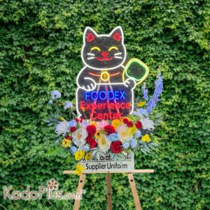 Standing Flower Artifisial dengan LED Neon Custom - Eksklusif dari Kadoplus Rayakan momen spesial dengan cara yang unik dan elegan! Kadoplus mempersembahkan Standing Flower Artifisial dengan LED Neon Light Custom, pilihan sempurna untuk grand opening, ucapan selamat, maupun perayaan penting lainnya. Dirancang dengan bunga artifisial berkualitas tinggi yang tampak seperti bunga asli, dipadukan dengan lampu neon LED berbentuk karakter lucu atau tulisan sesuai keinginan Anda—semua bisa custom sesuai request! manekineko LED neon flex
